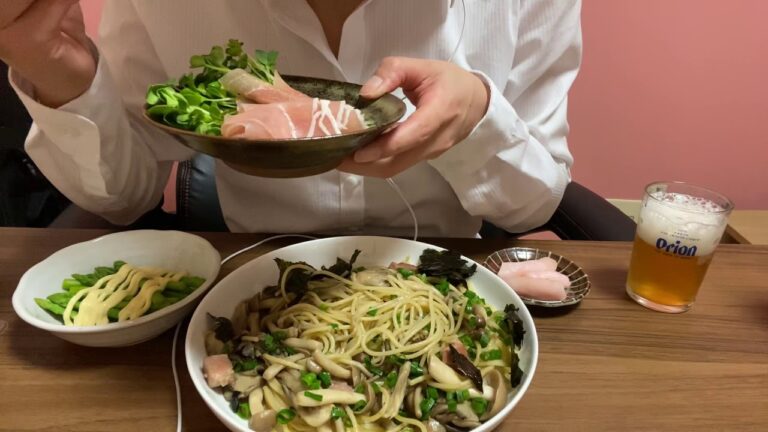 [山盛りスパゲティ]手料理のきのことベーコンの和風パスタをモリモリ食べる音！ちょっとしょっぱくなっちゃいました☺️生ハムも！