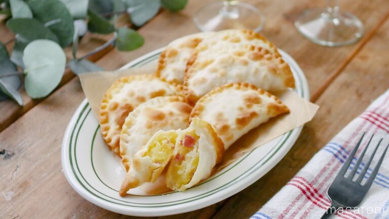 【餃子の皮でベーコンポテトパイ風】トースターでお手軽！揚げずに簡単♪｜macaroni（マカロニ）