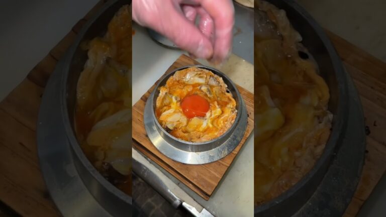 具は卵と鶏肉のみ！これぞ究極の親子丼 #東京グルメ #japanesefood #新宿 #shinjuku #eggs