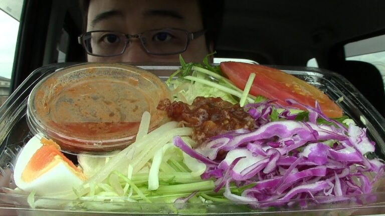 ピリ辛肉味噌で食べる！ラーメンサラダを食べてみた！【セブンイレブン】