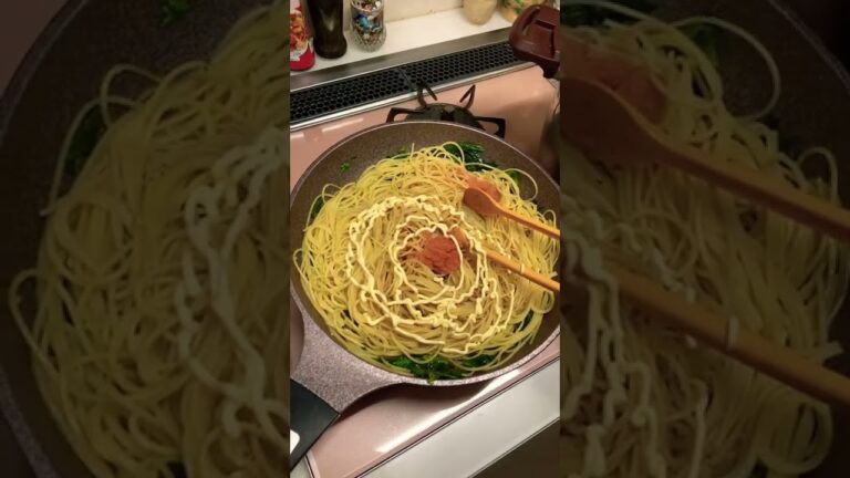 【パスタを和えるコツ】ゆで汁をけっこうかける。これは、明太子クリームパスタ。