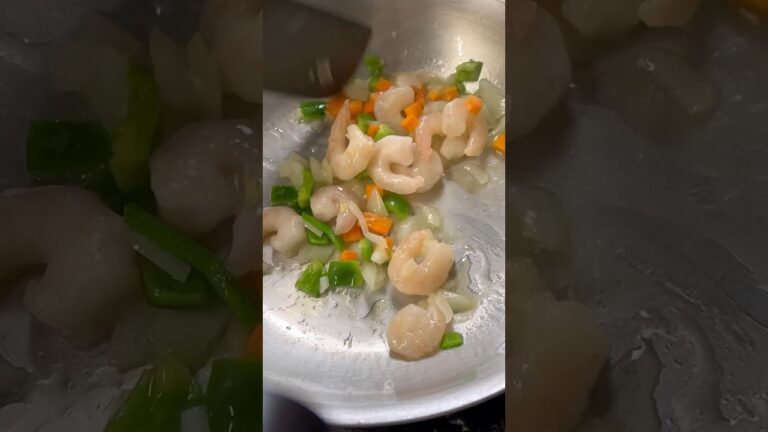 【海老ピラフ】固めに炊いたご飯使用。#ピラフ #エビピラフ #時短料理