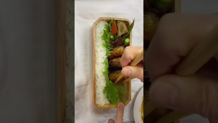 3月1日(水)の旦那弁当/＊椎茸の肉詰め＊海苔クルクルだし巻き卵＊根菜の煮物＊アスパラのベーコン巻き＊きゅうりと焼き豚の中華和え＊サラダ＊みかん🍊