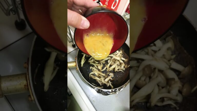 しめじと卵の炒め物。オイスターソースなどで