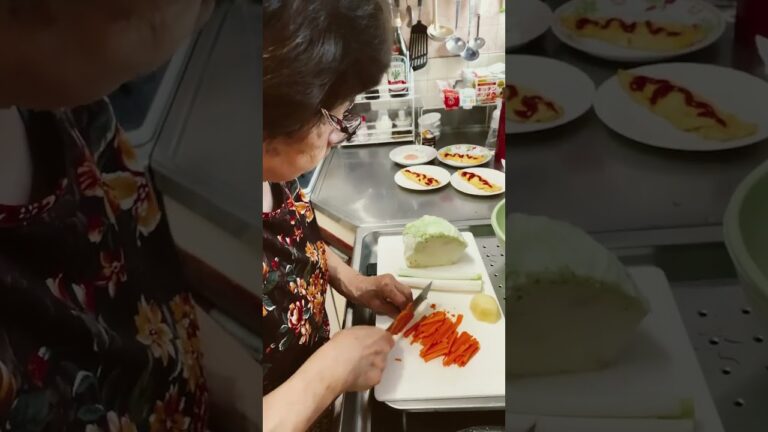９３歳ツムツムばあちゃん 今朝の味噌汁　人参とキャベツ