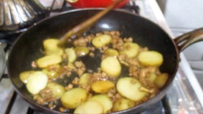 新じゃがと豚ひき肉の炒め合わせ