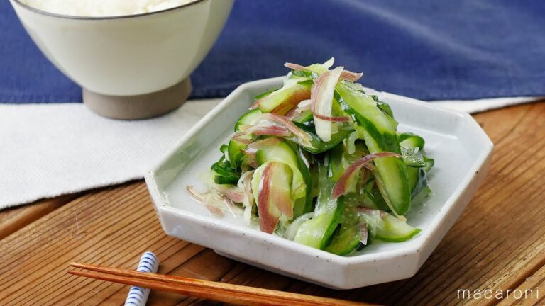 【きゅうりとみょうがの浅漬け】白だしで簡単に味が決まる！刻んだきゅうりとみょうがで♪｜macaroni（マカロニ）