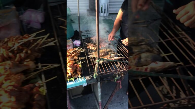 タイ🇹🇭バンコクの屋台の焼き鳥の中でナマズの蒲焼きを焼いていた❣️^_^👍