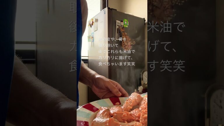 ある日のお昼ご飯に、鮭フレークでおにぎりを作りました作っておくと便利ですよ #おにぎり #cooking