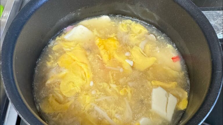豆腐とカニカマ、えのきとしめじのふわふわ卵スープ