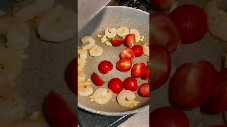 オイル節約🥂海老とアボカドのアヒージョ風#shorts