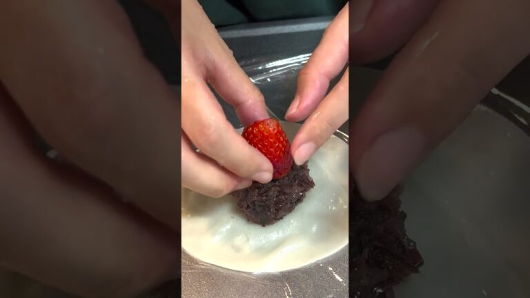 【餃子の皮が映える？！】いちご大福風の作り方 #shorts