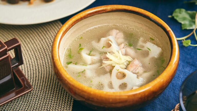 だしの素なしで！レンコンと鶏肉のしょうがスープ