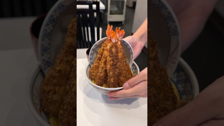 巨大エビフライを5尾のせたエビ丼が最高！
