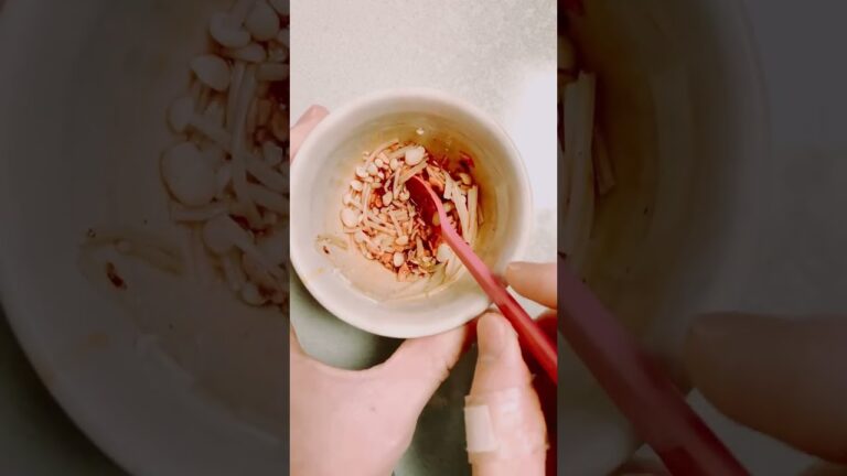 秒で簡単おつまみ！えのきと食べるラー油を混ぜた冷奴 #豆腐 #おつまみ #冷奴 #お酒のおつまみ #shorts
