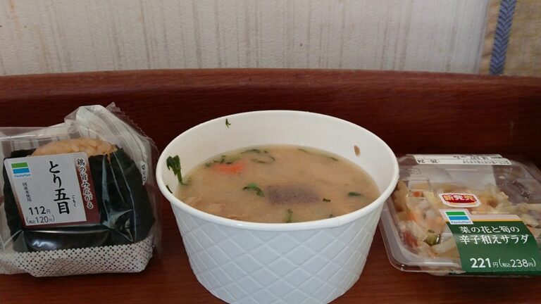 朝ごはんです☺️朝はサークルKで鳥五目おにぎりと豚汁に菜の花とたけのこのからし和えサラダです😃