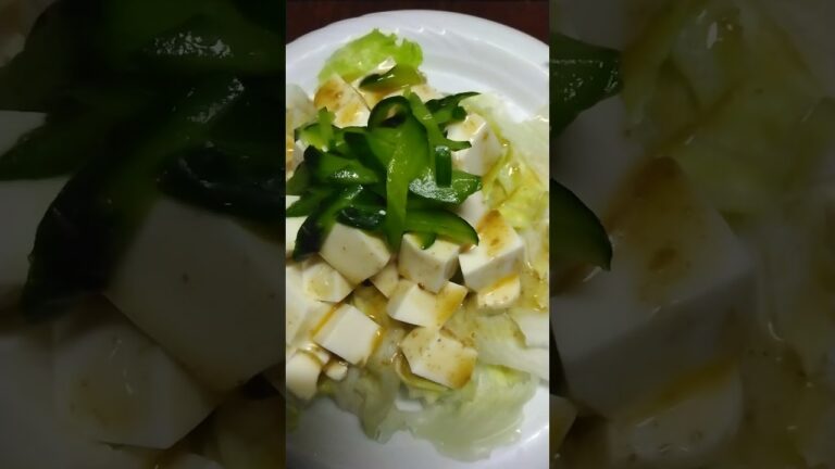 豆腐サラダ。ゴマドレッシングで食べます。ご飯無しでタップリ食べたら太らないヨ