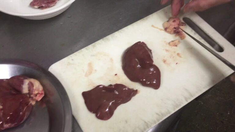 鳥肝の下処理です。岡山駅前で宴会、二次会、女子会OK洋食屋