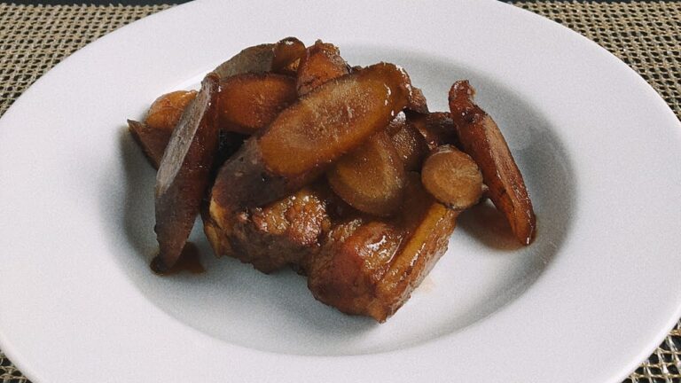 スペアリブとゴボウの黒酢煮込み