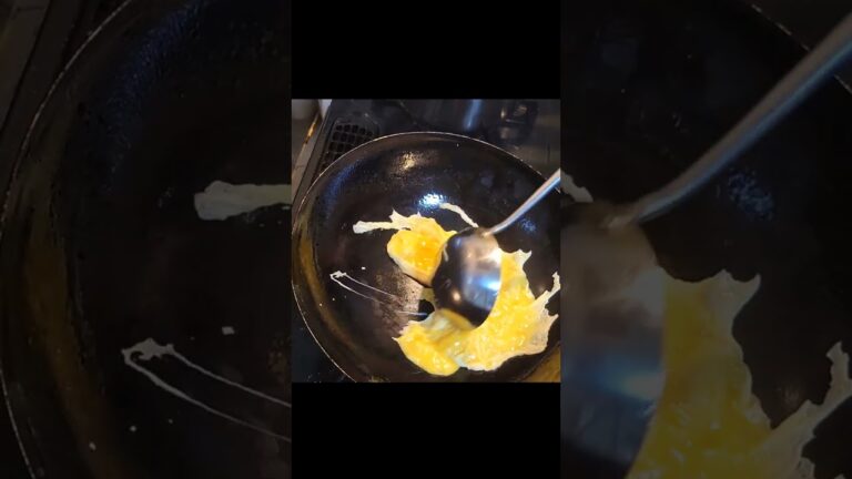 豆苗と卵。材料2つ！めっちゃ美味い！安い！早い！定番人気おかず(切り抜き)