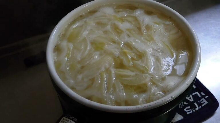 おはよっぅのお味噌汁ほやん　たまねぎがいっぱいはいってるの。血液がしゃらしゃら~になるからね　なんだか、お麩やらわかめやらお味噌汁ってすてきな具材がたっくさんあるじゃない？