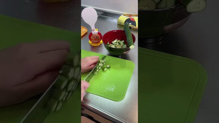 ネバネバオクラとキュウリと和歌山県産の梅干し【cooking】【ASMR】  #みっちょす #mitchoos #電子レンジ