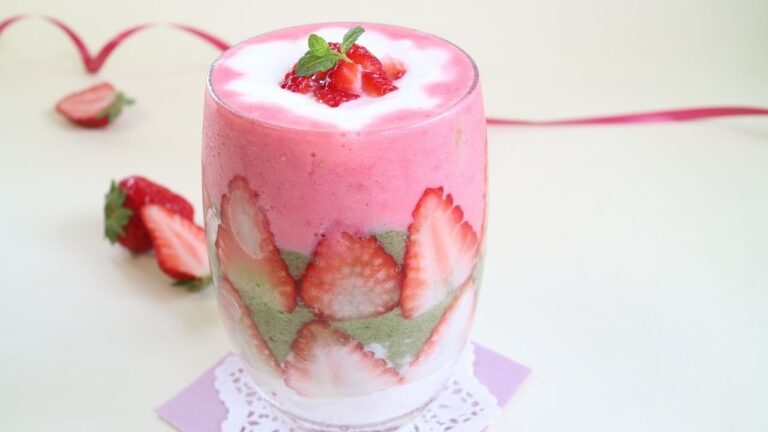 Strawberry, banana and komatsuna yogurt smoothie 苺、バナナ&小松菜ヨーグルトスムージー 大阪のカフェっぽいスムージー作ってみた!