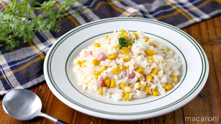 【コーンピラフ】コーンの甘みとベーコンが相性抜群！フライパンで完成♪｜macaroni（マカロニ）