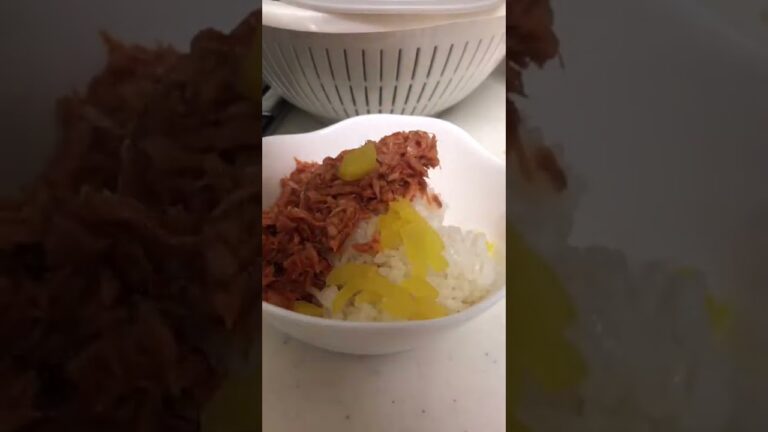 韓国のおにぎりチュモッパ風混ぜご飯を作って食べる。 #shorts #夜食 #たくあん #ツナ #ごま油 #海苔 #コチュジャン