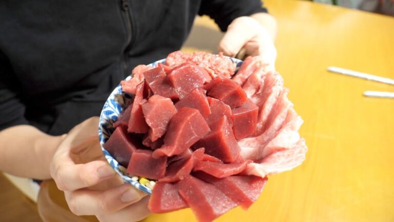 空腹で。たまたま冷蔵庫にあった300キロ級マグロの高級部位で、昼飯作った