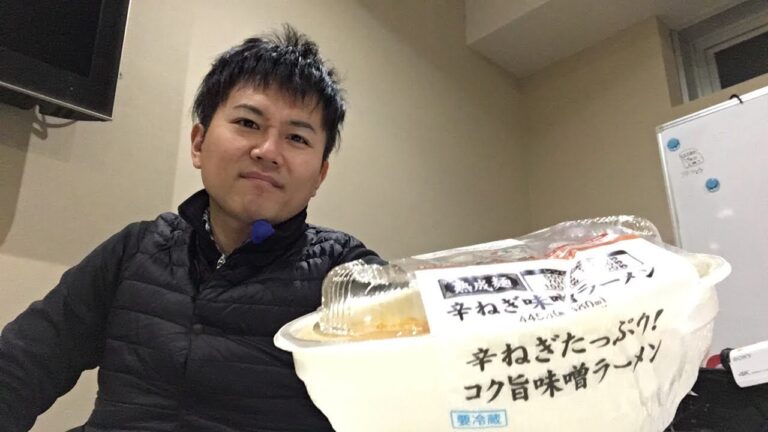 セブンの辛ねぎ味噌ラーメン食べながら雑談