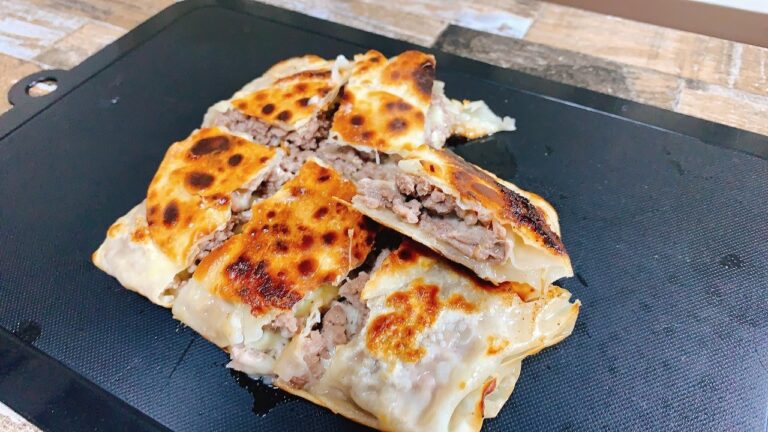 ［ホットサンドメーカー］餃子の皮と、ひき肉と、チーズと、ひき肉と、餃子の皮