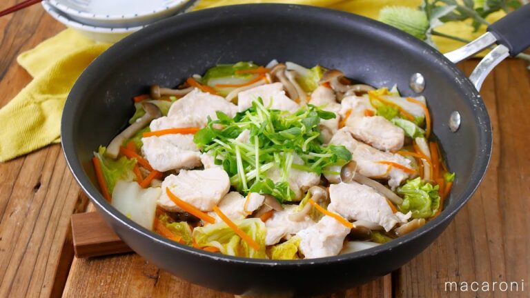【白菜と鶏肉のフライパン蒸し】フライパンで蒸すだけ！鶏むね肉、白菜、しめじ、にんじんをフライパンに並べてフタをして蒸すだけ♪｜macaroni（マカロニ）