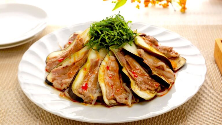 ごまらー油で簡単ピリ辛♪『なすと豚バラ肉のレンジ蒸し』