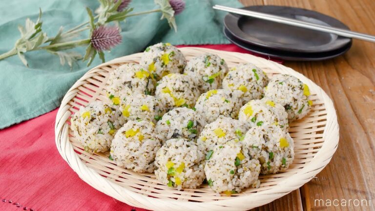 【海苔の炊き込みごはんおにぎり】コロンと可愛い！チュモッパのような仕上がり♪｜macaroni（マカロニ）