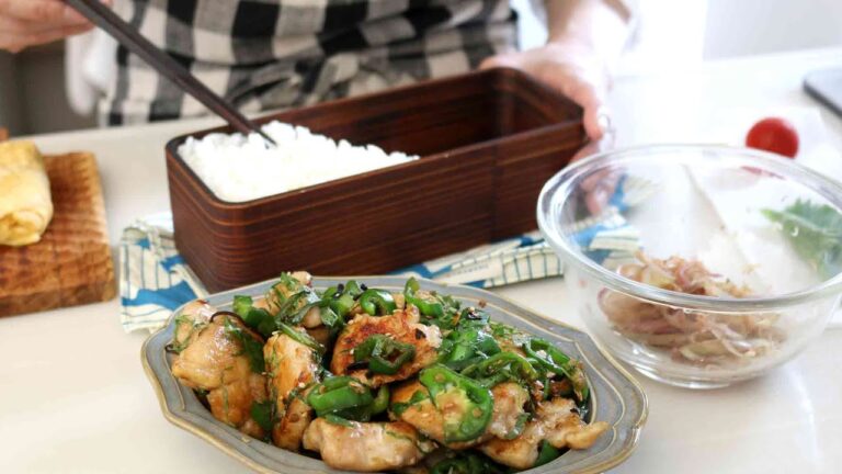 【お弁当作り】暑い夏に食べたいさっぱりおかず！鶏むね肉とピーマンの大葉塩昆布炒め弁当bento＃902