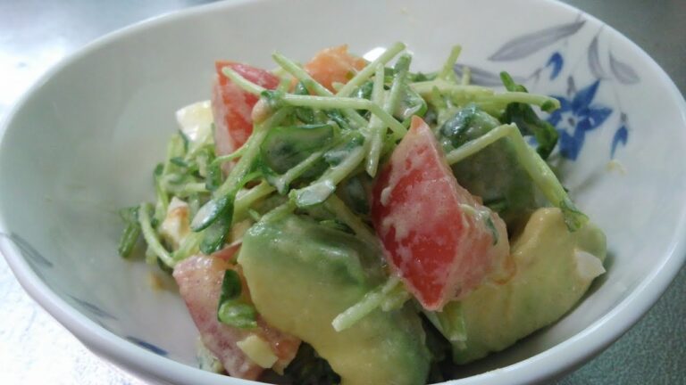 豆苗たっぷりのアボカドとトマトの栄養豊富サラダ