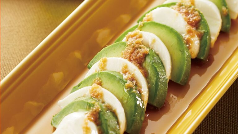 アボカドとモッツァレラのカプレーゼ