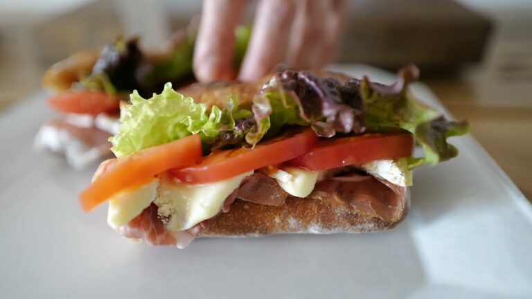 〈COOKING〉ブリーチーズとスモークハムのサンドイッチ