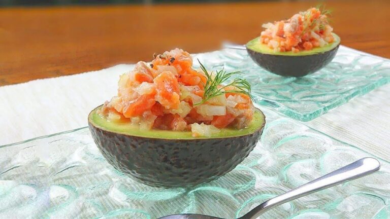 アボカドボートのサーモンタルタル