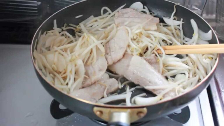 豚肉とモヤシを炒める