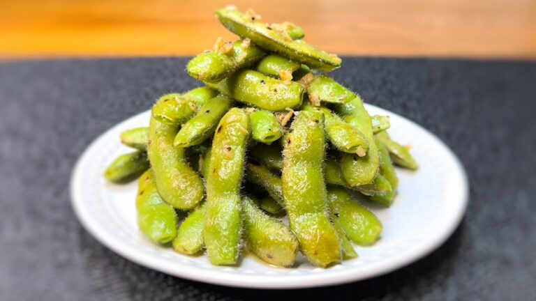 ガーリックバターで味付けした旬の枝豆をキンキンに冷えたビールで流し込む！妻もやみつきの味です！おうち居酒屋！冷凍枝豆でも大丈夫！ガリバタ枝豆で美味しく頂く！ぜひ作って下さい！簡単おつまみ料理で夫婦晩酌