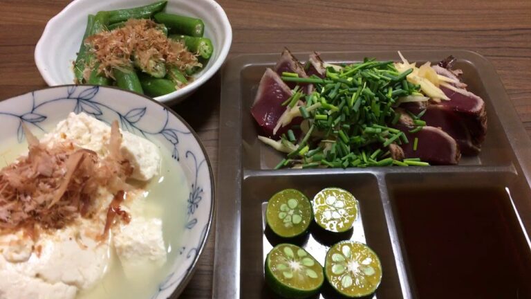 新鮮なカツオのタタキをたっぷりのネギときざみ生姜と一緒にを食べてるよ！