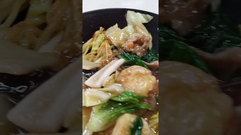 １１種の具材！　海鮮あんかけ焼きそば　エビ、イカ、豚肉、チンゲン菜、キャベツ、ニンジン、タケノコ、シイタケ、白菜、ネギ、しょうが