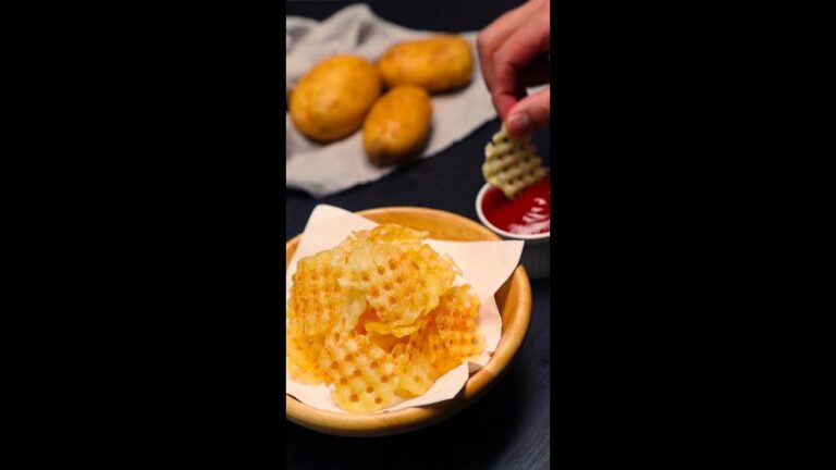 【〇〇を使うだけであのポテチが作れちゃう！？】カリッカリ♪やみつきワッフルポテトチップス / Waffle Potato Fries #Shorts