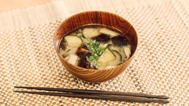 オリーブオイルで炒める！秋なすときのこの味噌汁