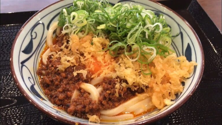 丸亀製麺 うま辛肉々釜玉を混ぜる