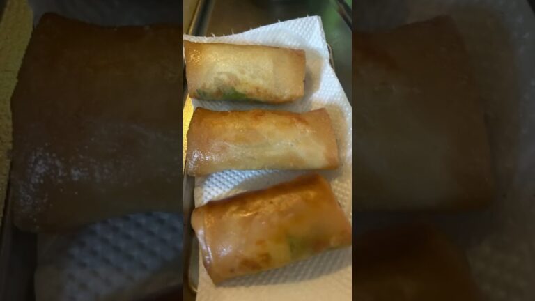 残った春巻きの皮を使って酒のつまみを作った。(チーズ、大葉、ウインナー入り)美味しい😋