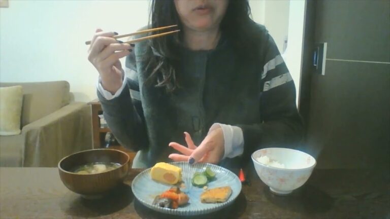【朝ご飯を食べる㉕】炊き立てご飯と明太子入り卵焼きと茄子ソーセージプチトマトのバジル炒めと野菜フライときゅうりの塩漬け