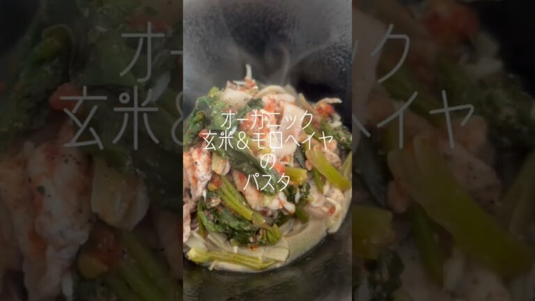 先日の#ほうれん草 #トマト #しらす に〜なぜか #豚肉 #オーガニック #玄米 #モロヘイヤ #パスタ に乗せる笑。何でも入れちゃえ #レシピ (ﾟ∀ﾟ)ｱﾊ #日常 #楽しむ #本来の自分